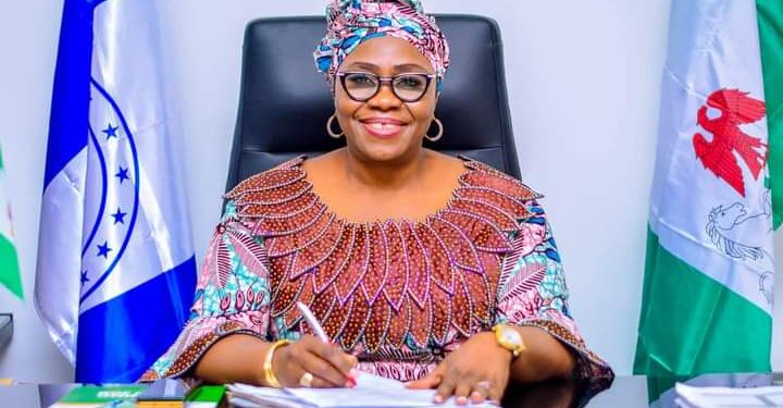 Wife of Cross River Governor, Rev. Otu and MD/CEO of Cross River State Tourism Bureau, Prince Ojoi Donate Food, Non Food Items and Cash to Ikot Ana Community