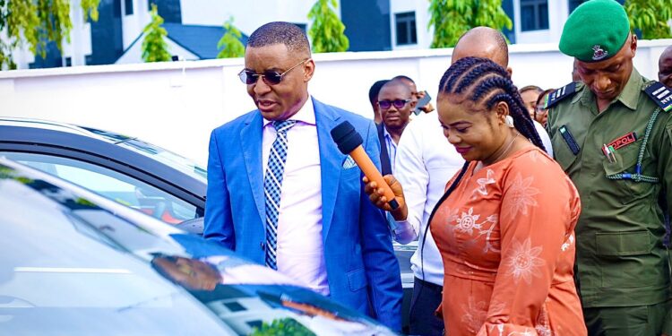 Governor Otu Presents Official Vehicles to Vice Chairmen of Council