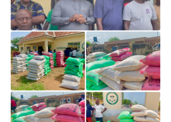 Obudu Council Chairman Peter Undiandeye, Distributes 1,000 Bags of Fertilizers to Farmers